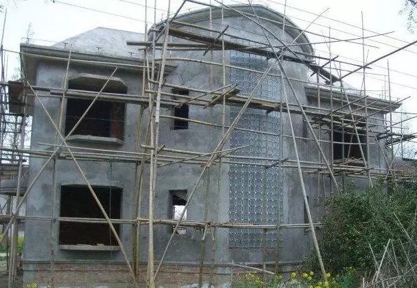 分享：網友自建二層小別墅，3個半圓外飄陽臺的特殊造型成亮點！