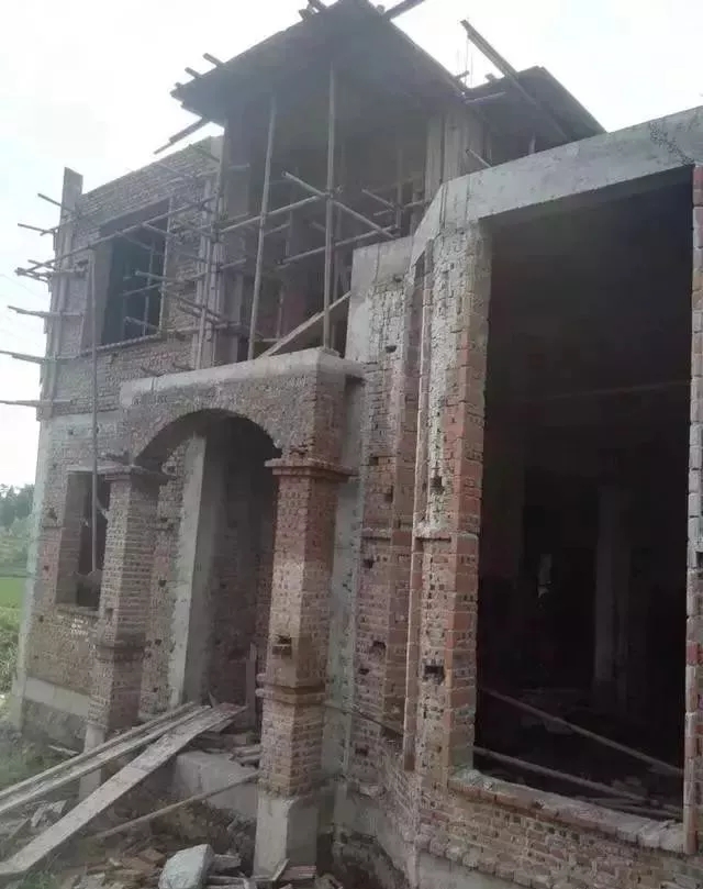 農村自建房巧用羅馬柱，讓房子高端大氣還不貴！