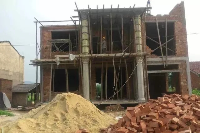 農村自建房巧用羅馬柱，讓房子高端大氣還不貴！