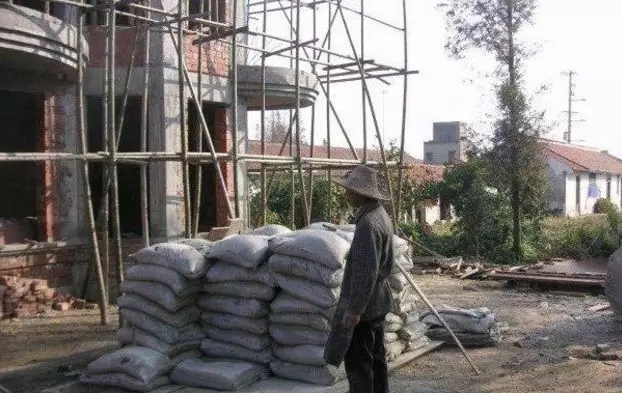 分享：網友自建二層小別墅，3個半圓外飄陽臺的特殊造型成亮點！